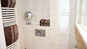 Dusche und Waschtisch im Badezimmer