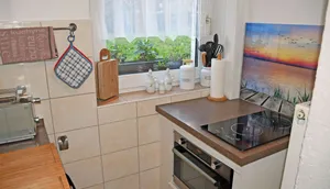 Küchenzeile mit Kaffeemaschine und Arbeitsfläche