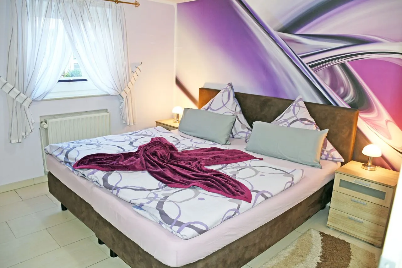 Schlafzimmer mit Boxspringbett