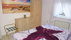 Schlafzimmer mit Boxspringbett und Schlafcouch im Wohnbereich