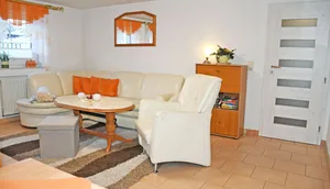 Wohnzimmer mit Couchgarnitur und Flachbild-TV